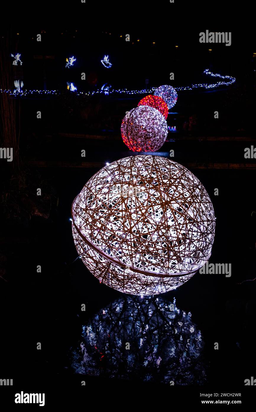 Le decorazioni natalizie di notte Foto Stock