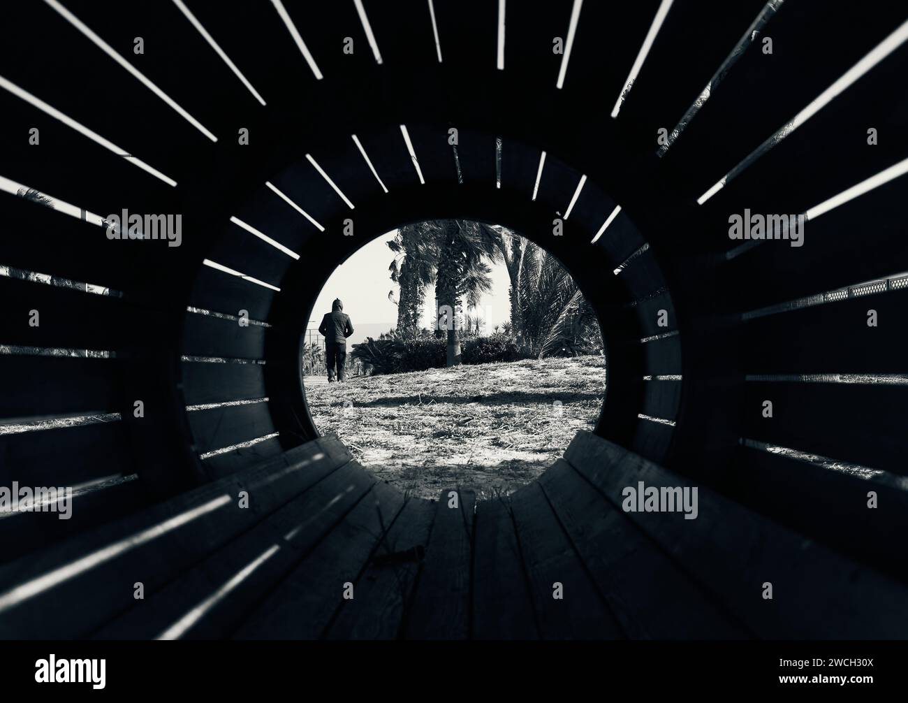Silhouette astratta in un tunnel con forme geometriche intriganti: Un misterioso viaggio nelle profondità delle ombre strutturate Foto Stock