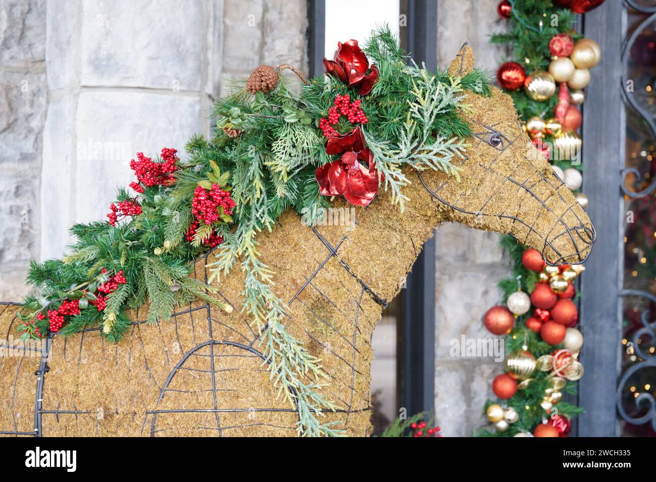 Un cavallo natalizio adornato con vari ornamenti Foto Stock