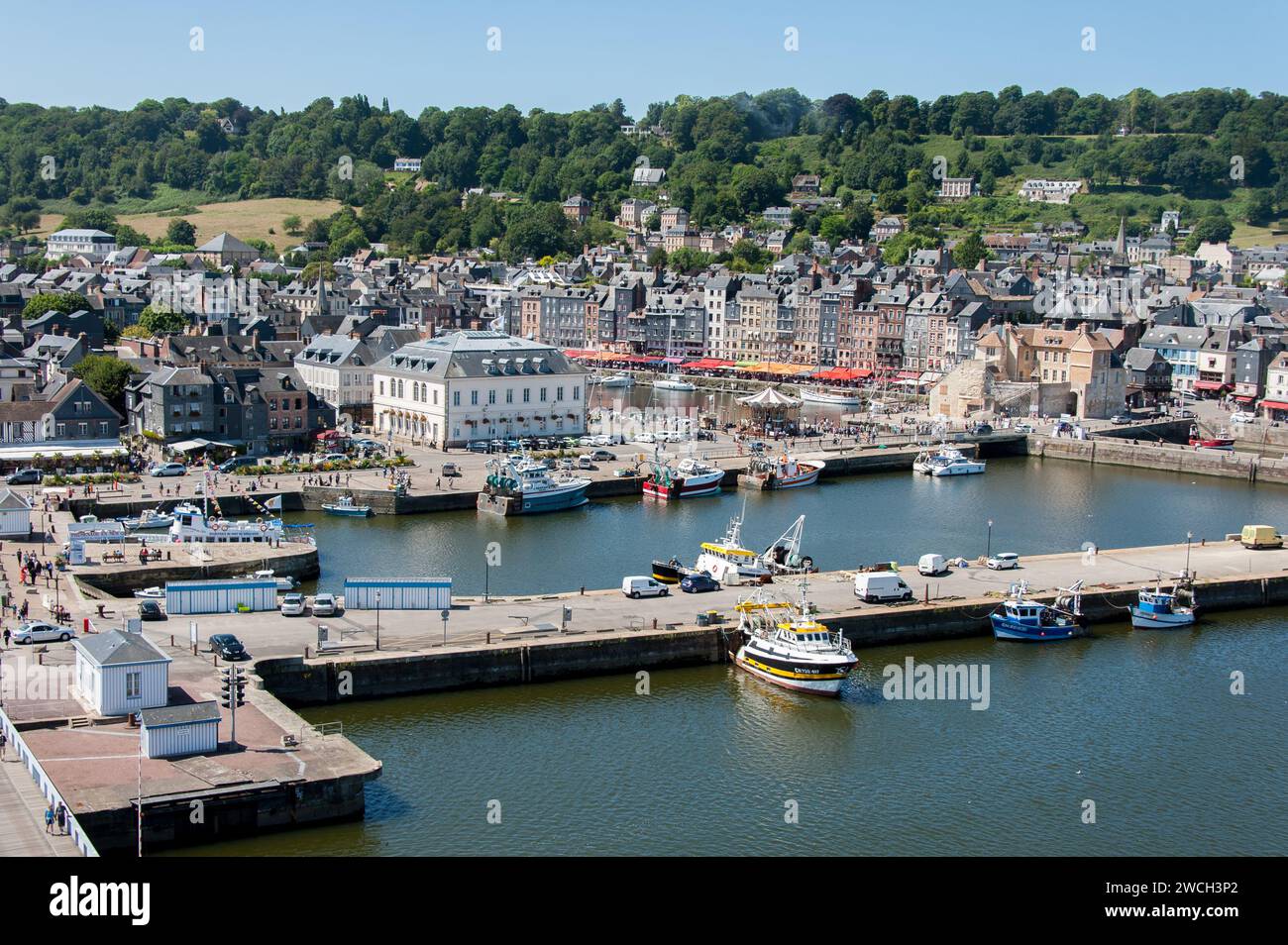 Honfleur, Francia - 9 agosto 2016: Vista aerea di Honfleur in Normandia in Francia in una giornata di sole in estate Foto Stock