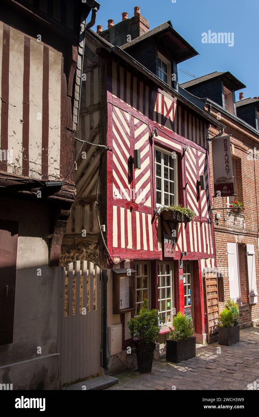 Honfleur, Francia - 9 agosto 2016: Vecchie case colorate a Honfleur in una giornata di sole in estate Foto Stock