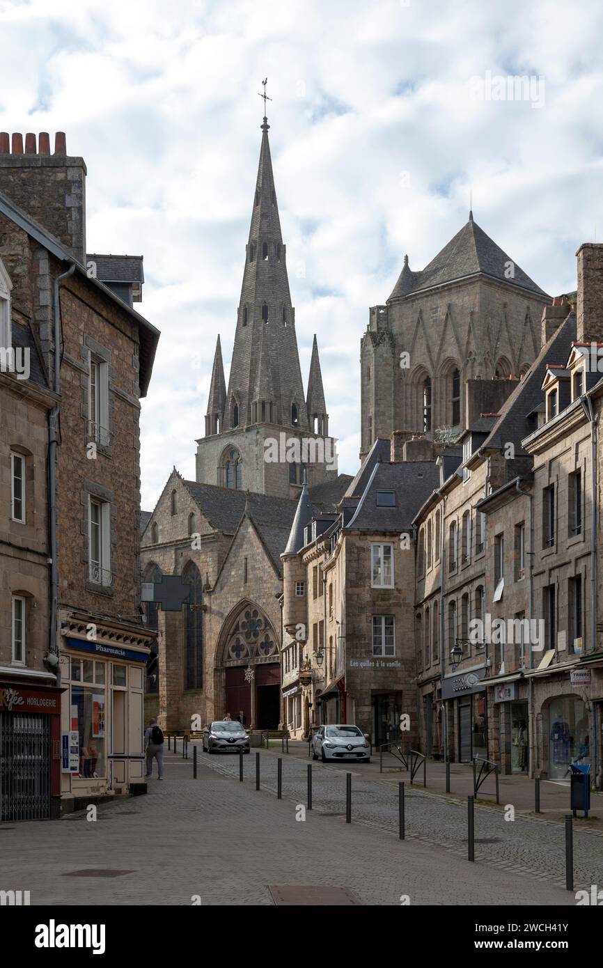 Guingamp, Francia - 4 maggio 2022: La Basilica di Notre-Dame de Bon-Secours si trova nel cuore del centro storico della città. Foto Stock