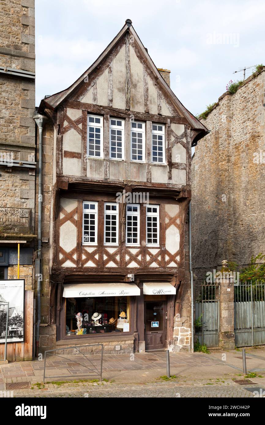 Guingamp, Francia - 4 maggio 2022: La più antica casa a graticcio che si trova ancora in Place du Centre. Foto Stock