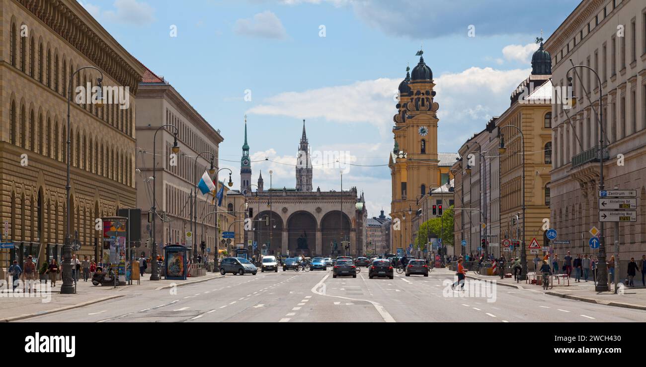 Monaco di Baviera, Germania - maggio 30 2019: La Feldherrnhalle, è un monumento italiano del XIX secolo all'esercito bavarese, accanto alla Theatinerkirche (Theatine CH Foto Stock