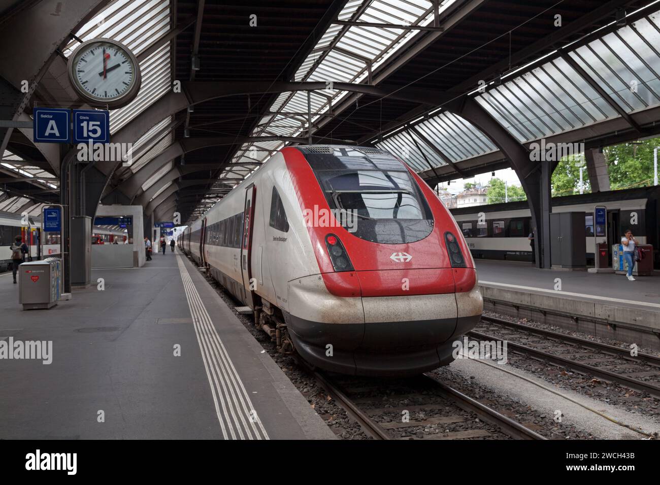 Zurigo, Svizzera - 13 giugno 2018: Il treno RABDe 500 operato dalle Ferrovie federali svizzere nella stazione ferroviaria di Zürich HB. Foto Stock