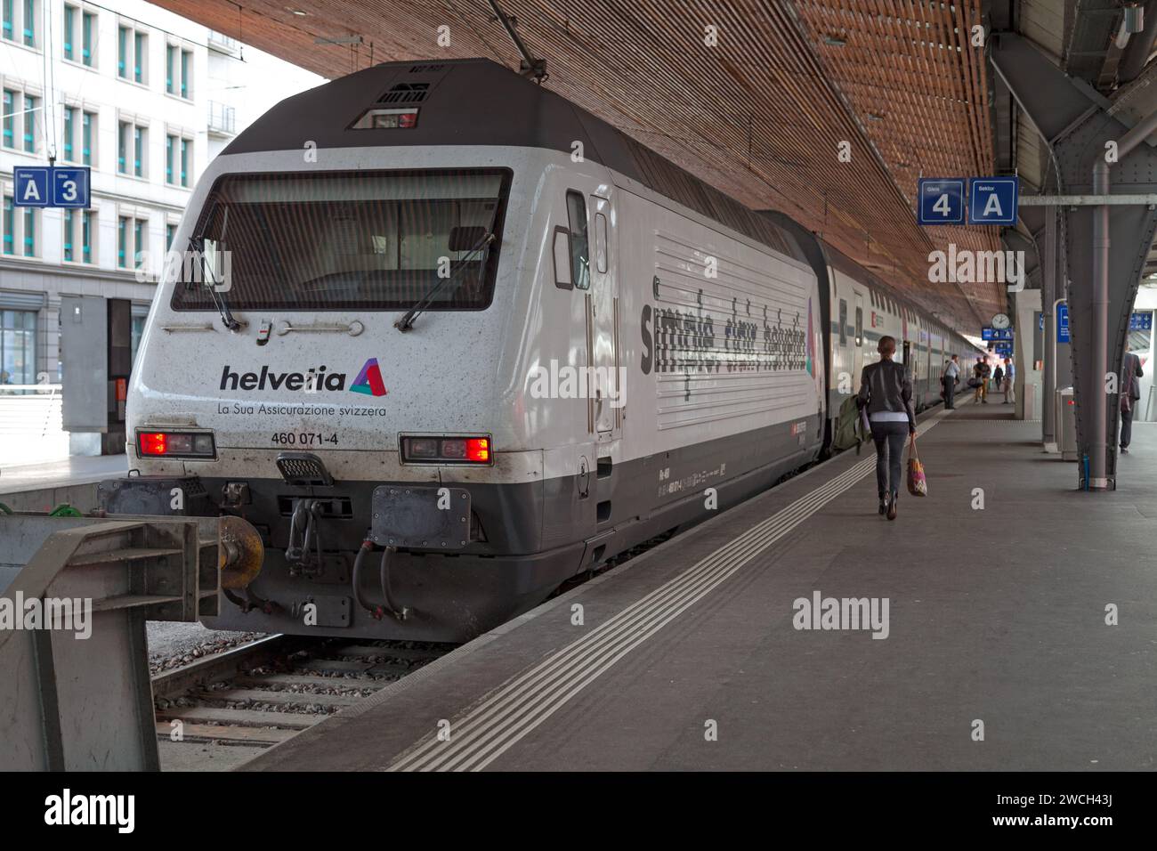 Zurigo, Svizzera - 13 giugno 2018: Il treno re 460 (popolarmente noto come Lok 2000) gestito dalle Ferrovie federali Svizzere nello stato dei treni HB di Zürich Foto Stock