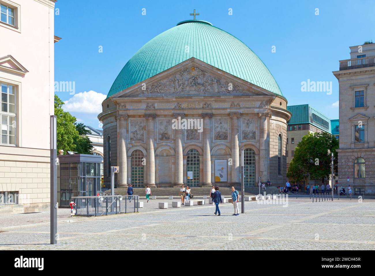 Berlino, Germania - 01 2019 giugno: La Cattedrale di S. Edvige (in tedesco Sankt-Hedwigs-Cattedrale) è una cattedrale cattolica romana situata sulla Bebelplatz. È t Foto Stock