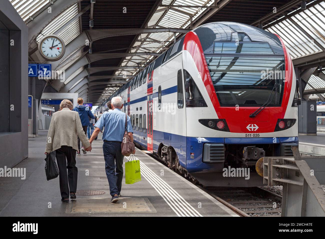 Zurigo, Svizzera - 13 giugno 2018: Il treno Stadler KISS gestito dalle Ferrovie federali svizzere nella stazione ferroviaria di Zürich HB. Foto Stock