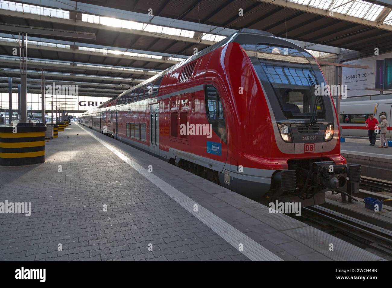 Monaco di Baviera, Germania - maggio 29 2019: Il treno DB-Baureihe 445 sviluppato da DWA Görlitz (ora Bombardier Transportation) per la Deutsche Bahn, a München Hauptb Foto Stock