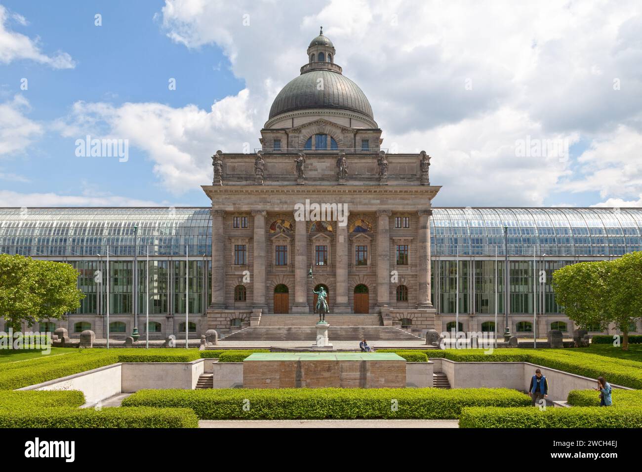 Monaco di Baviera, Germania - maggio 30 2019: La Bayerische Staatskanzlei (Cancelleria di Stato bavarese) è il nome di un'agenzia statale dello Stato libero tedesco di BAV Foto Stock