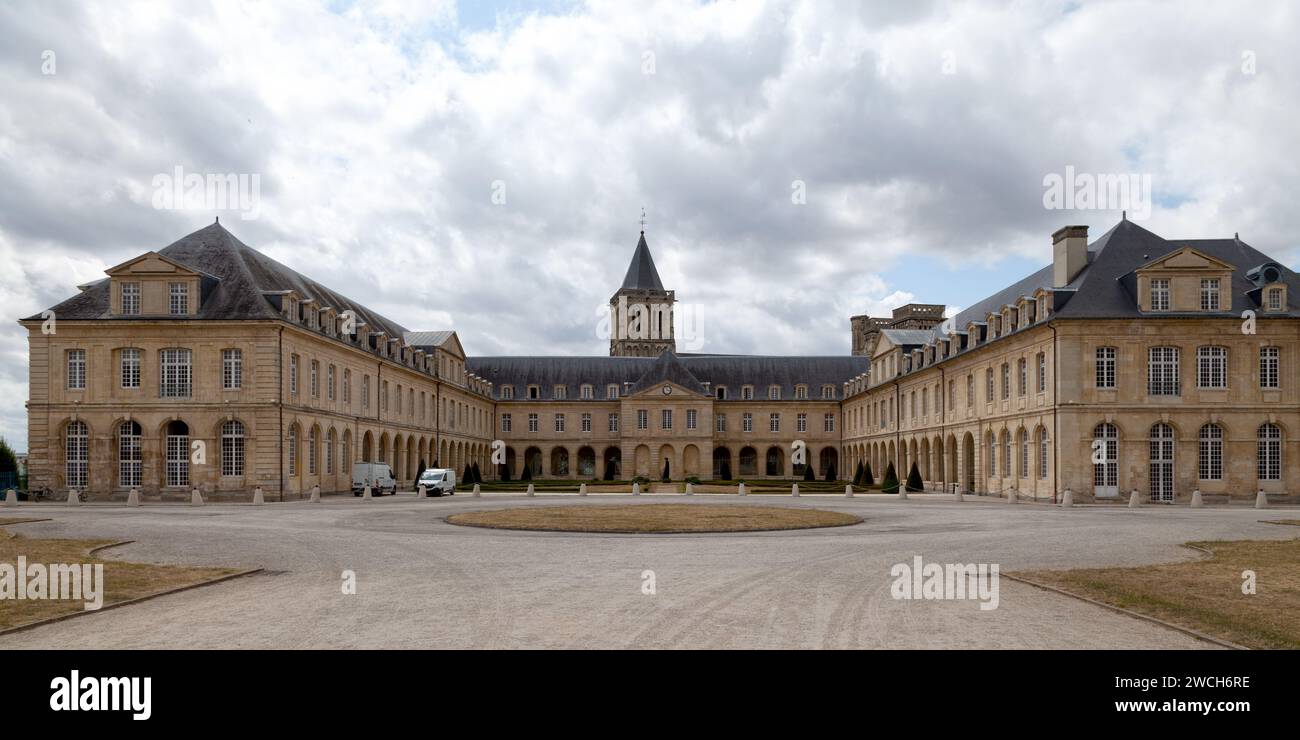 Caen, Francia - 21 luglio 2017: Bâtiments conventuels (convento) all'interno dell'Abbaye aux Dames (abbazia delle signore). Questo ex monastero dei Benedettini Foto Stock