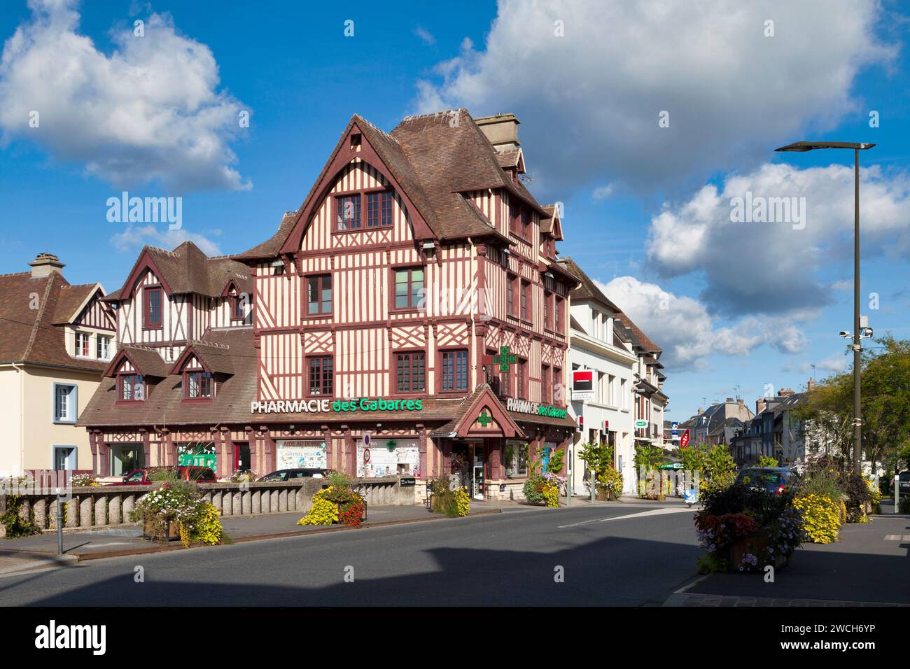 Pont-l'Évêque, Francia - 13 ottobre 2021: Casa in legno normanno situata in Place Jean Bureau. Foto Stock