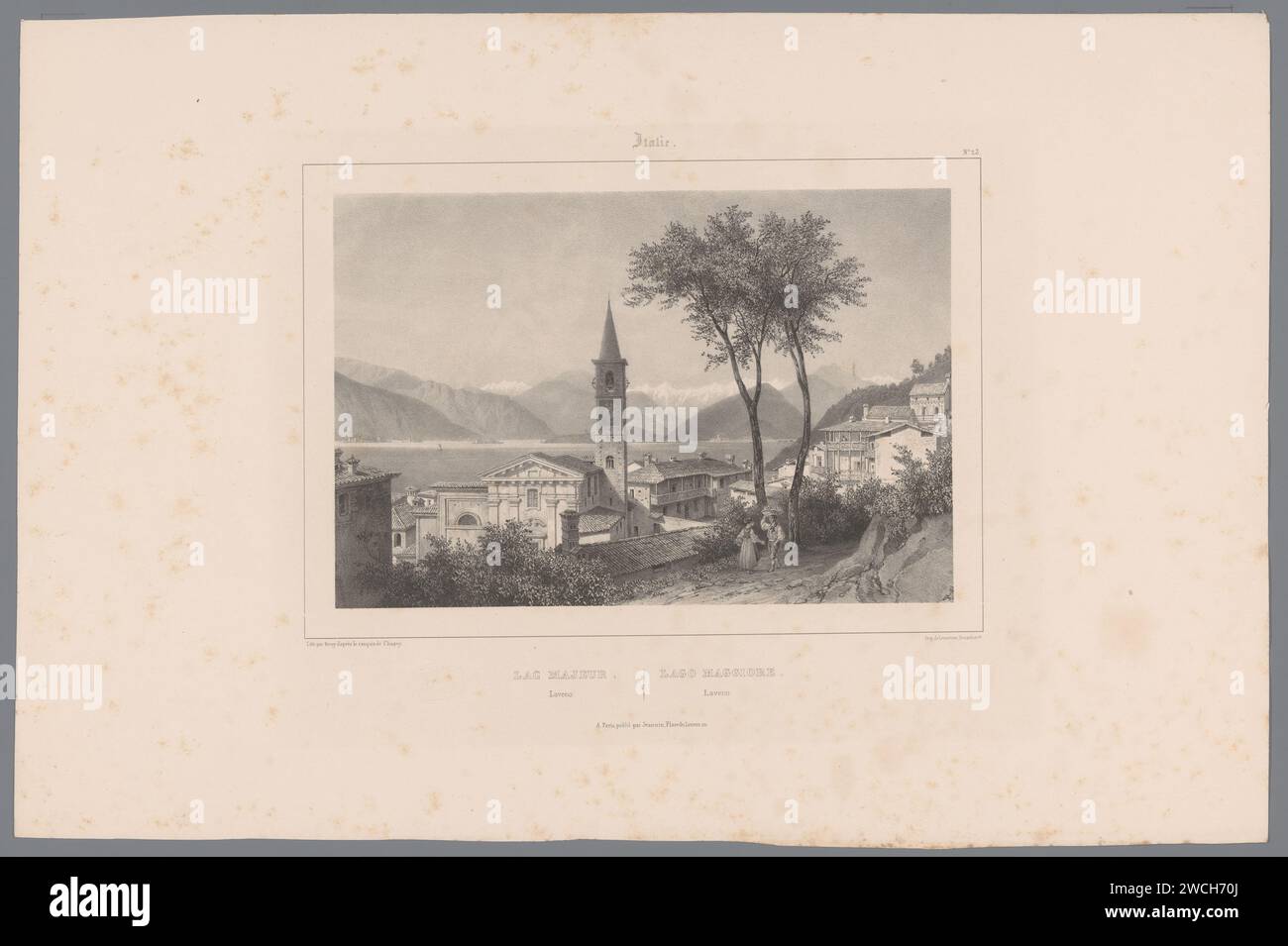 Veduta di Laveno al Lago maggiore, Isodore -Laurent Deroy, dopo Nicolas Marie Joseph Chapuy, 1838 - 1841 la stampa fa parte di una copertina con sei stampe. Lago di carta di Parigi (+ paesaggio con figure, personale). Prospetto del villaggio, sagoma del villaggio Laveno-Mombello Foto Stock
