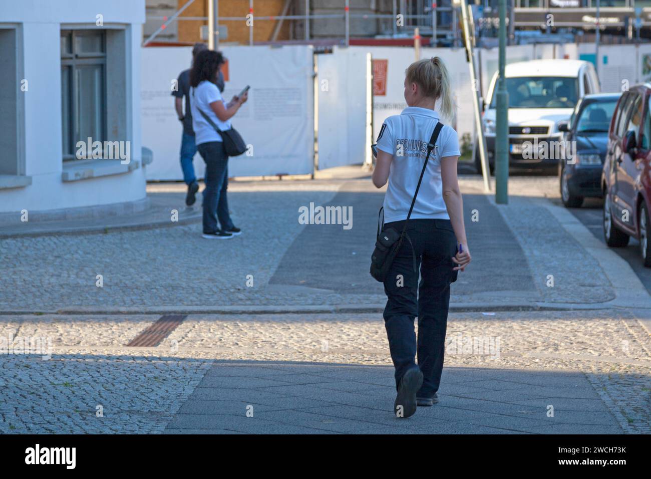Berlino, Germania - 02 giugno 2019: Ufficiale dell'Ordnungsamt (Ufficio delle forze dell'ordine) che vagava per strada alla ricerca di un'auto da verbalizzare. Foto Stock