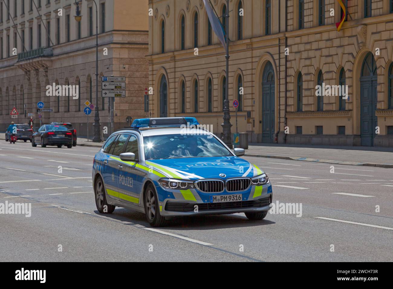 Monaco di Baviera, Germania - maggio 30 2019: Auto della polizia che parcheggia sulla strada di fronte all'Hofgarten. Foto Stock