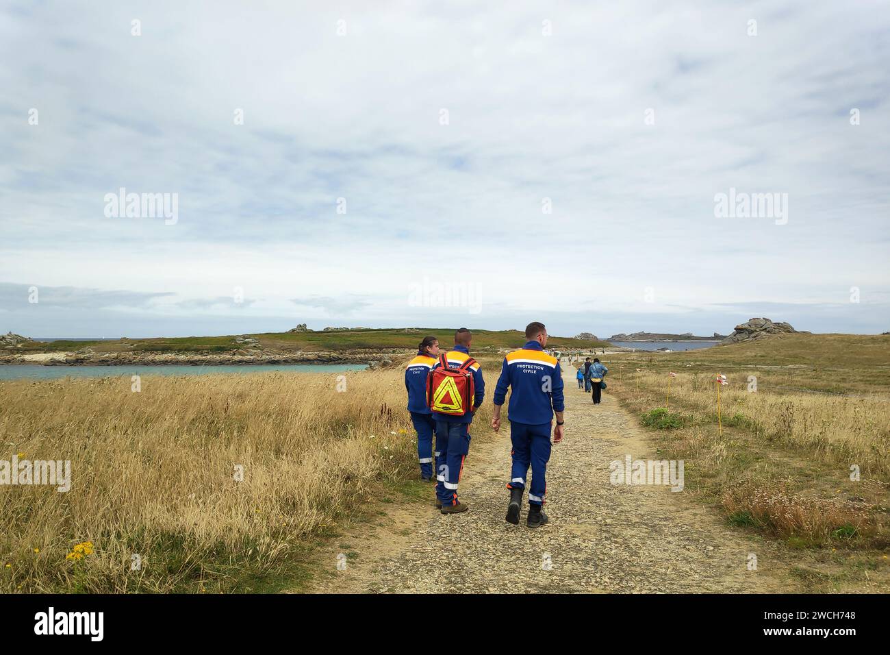 Porspoder, Francia - 23 luglio 2022: Tre membri della "civiltà di protezione" (First Responder) pattugliano lungo la riva durante il Vente di Esti. Foto Stock