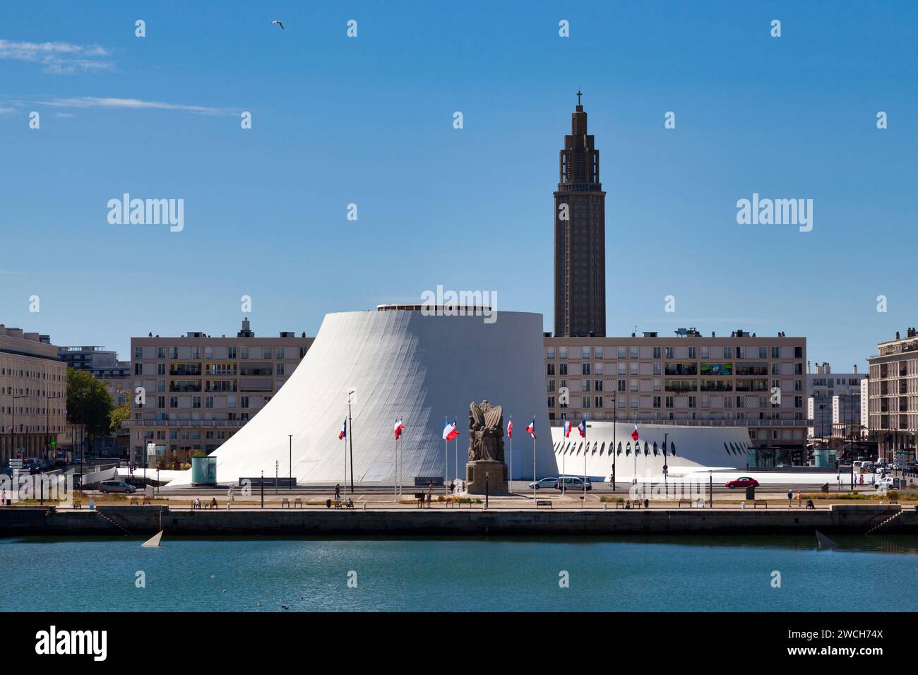 Le Havre, Francia - 5 agosto 2020: Le Volcan è un centro culturale situato di fronte al bacino del commercio. Foto Stock