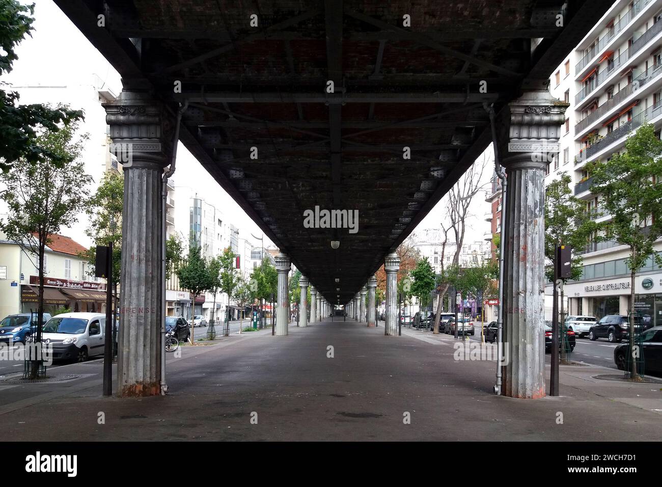 Parigi, Francia - 11 agosto 2017: Sotto il viadotto della linea 6 della metropolitana appena prima della stazione 'la Motte-Picquet - Grenelle' nel 15° arrondissement Foto Stock
