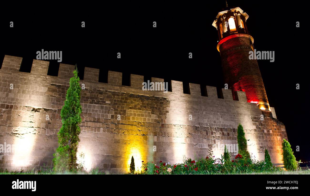 Erzurum, TURCHIA - 08 12, 2023: Paesaggio notturno. Erzurum, castello e torre dell'orologio. Torre dell'orologio in legno. Mura storiche e torre dell'orologio. Notte a Erzurum Foto Stock