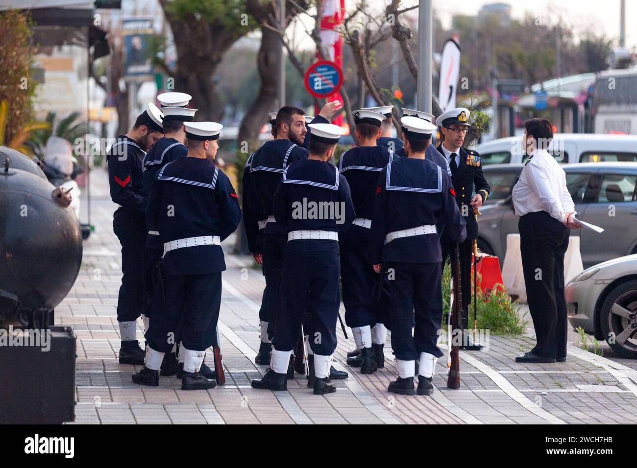 Patrasso, Grecia - 24 aprile 2019: Marinai della Marina greca all'esterno del Museo della Guerra Navale. Foto Stock