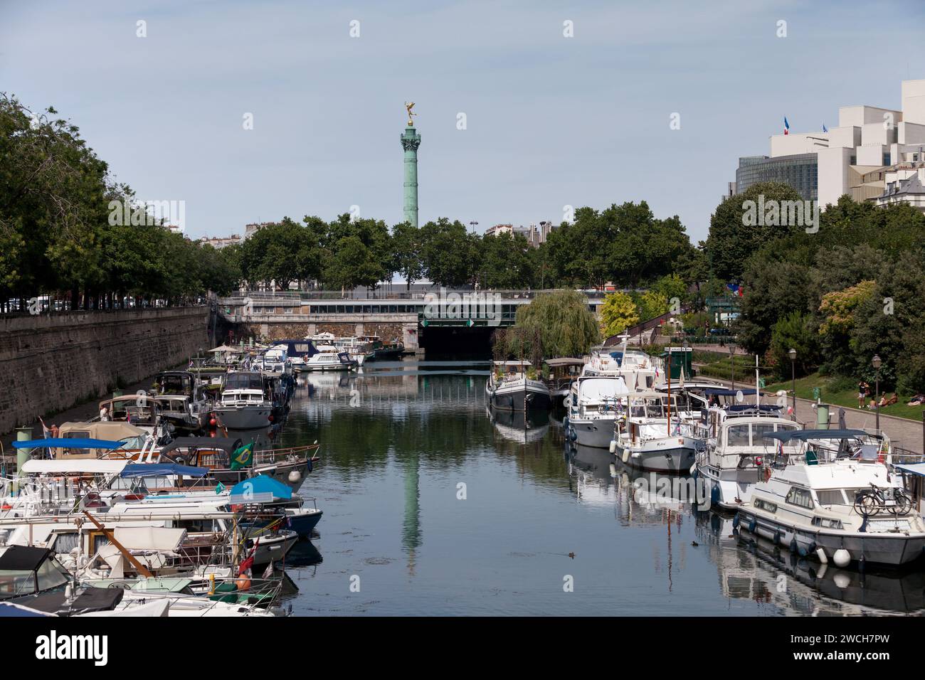 Parigi, Francia - 17 luglio 2017: Bassin de l'Arsenal che si estende dalla Senna a Place de la Bastille. Foto Stock