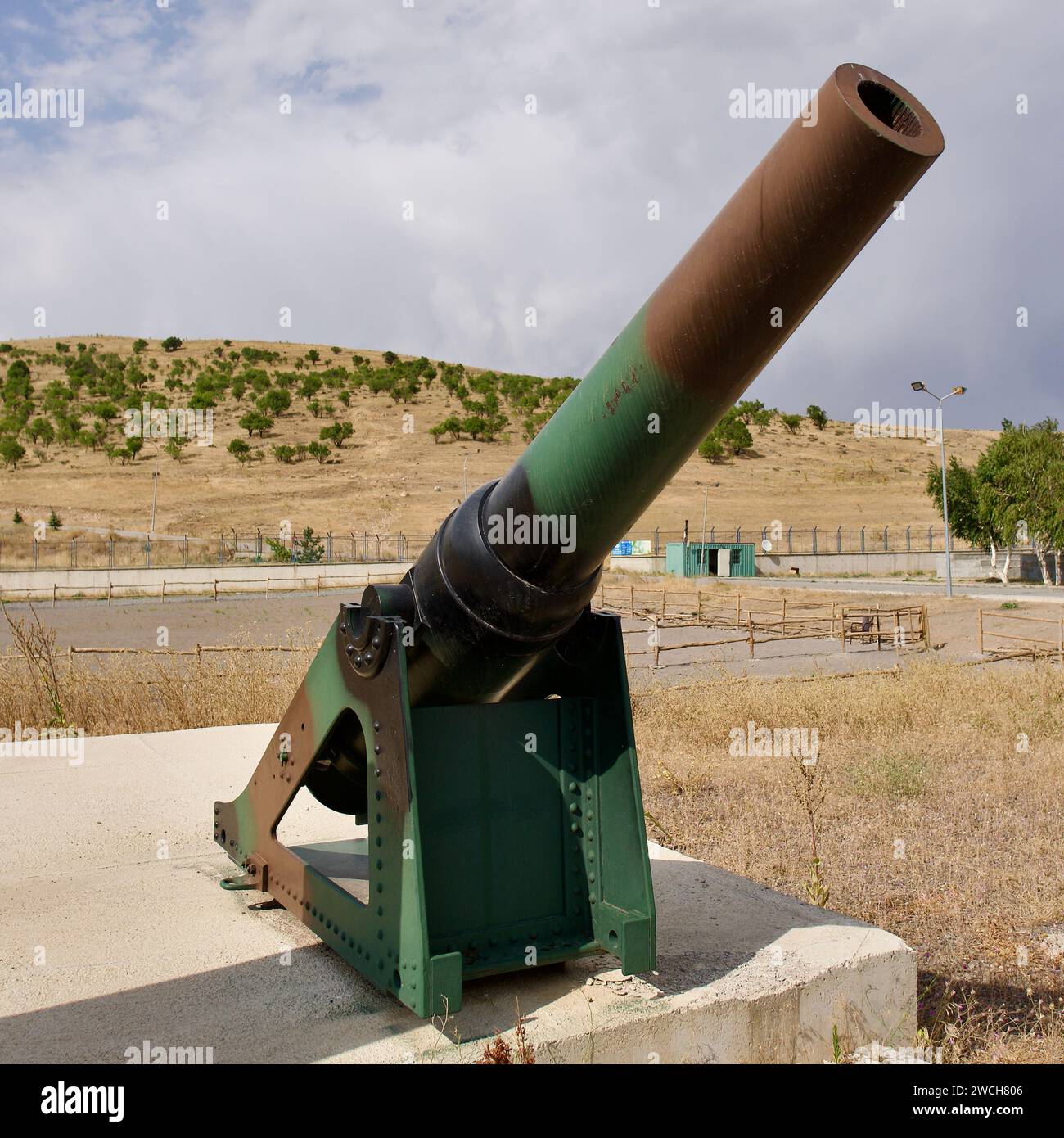 Erzurum, TURCHIA - 08 23, 2023: Carri armati e armi di artiglieria pesante della guerra ottomano-russa. Museo dei vecchi veicoli da guerra a Erzurum. Foto Stock