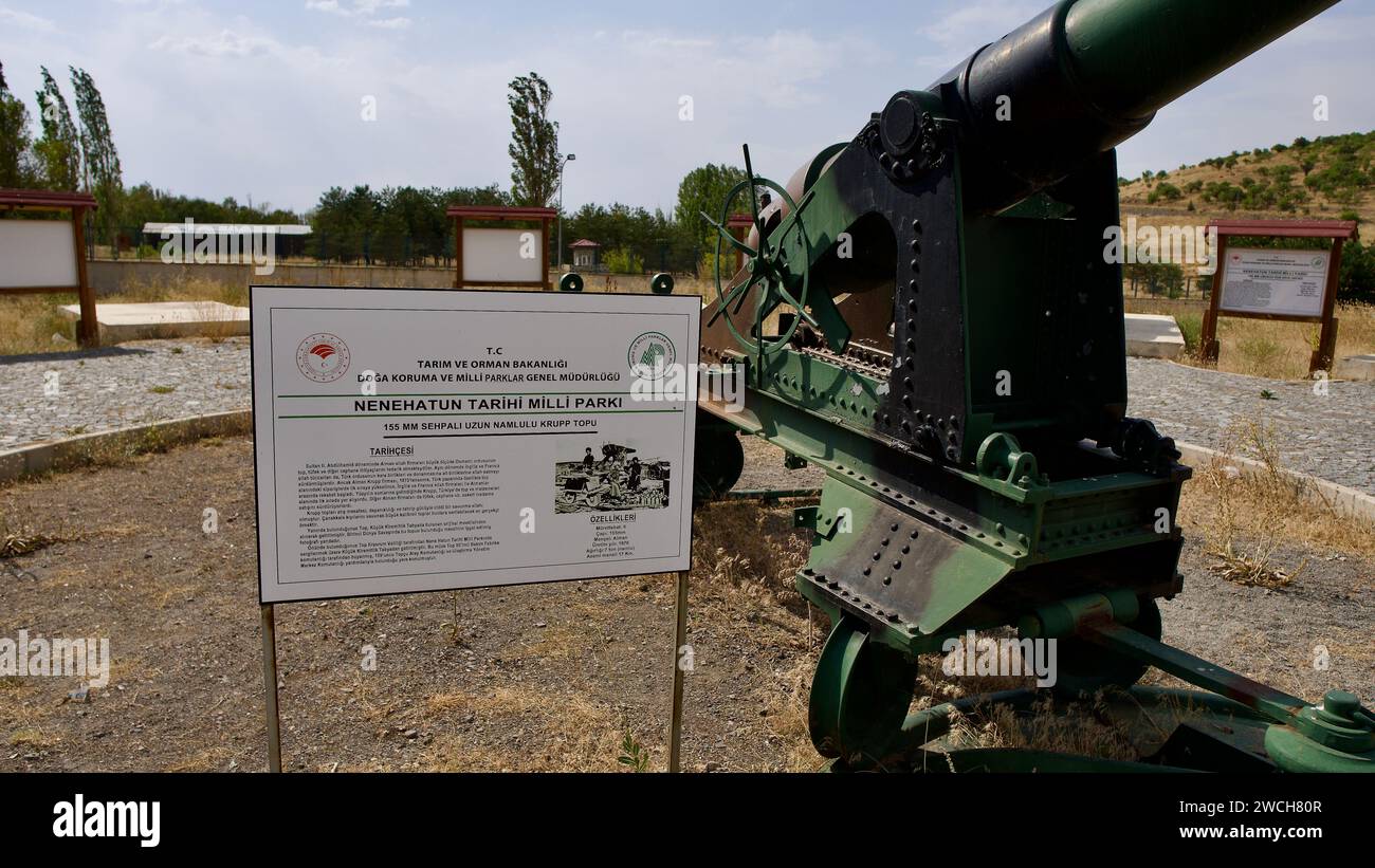 Erzurum, TURCHIA - 08 23, 2023: Carri armati e armi di artiglieria pesante della guerra ottomano-russa. Museo dei vecchi veicoli da guerra a Erzurum. Foto Stock