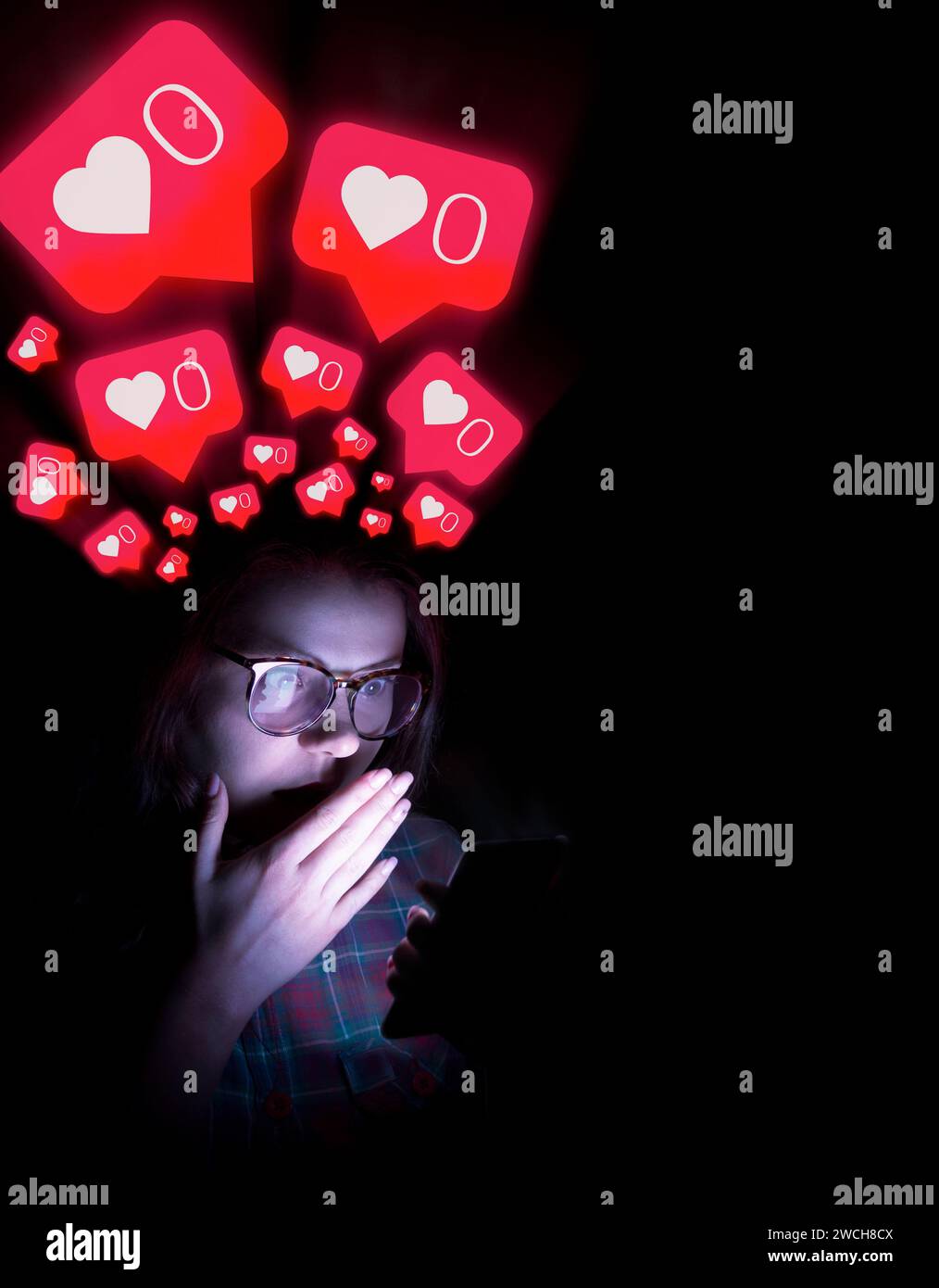 Il concetto di cancellare i mi piace e la dipendenza dai social network. La ragazza con gli occhiali guarda con sorpresa il telefono in mano. Premuto circa in Foto Stock