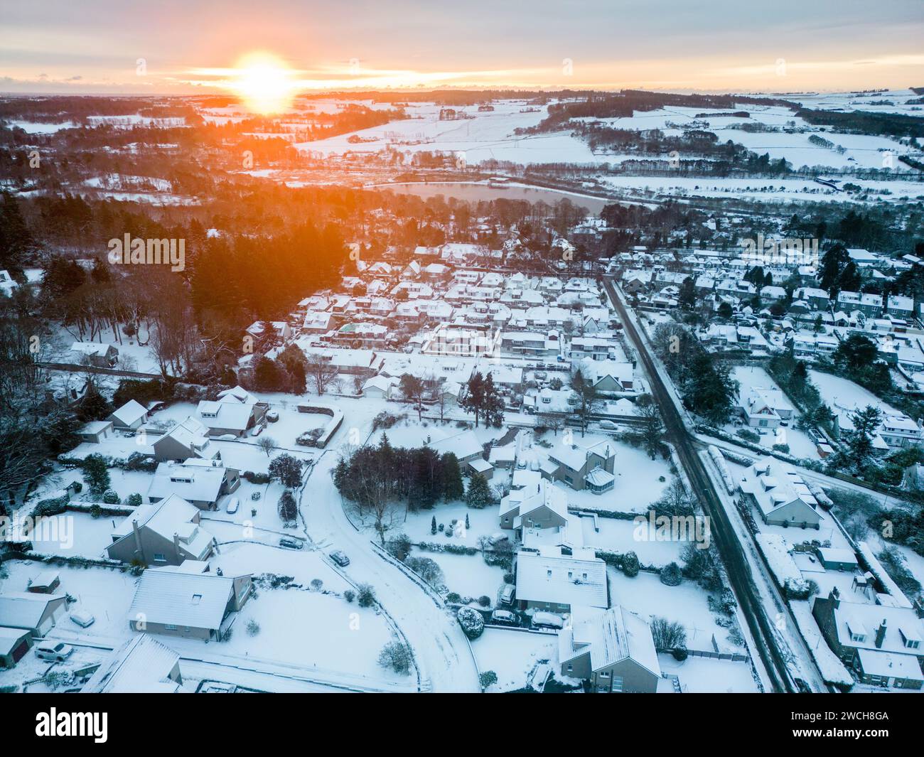 Meteo Regno Unito. 16 gennaio 2024 Cults, Aberdeen, strade e case coperte di neve dopo una notte di temperature sotto lo zero. Accreditare Paul Glendell Foto Stock