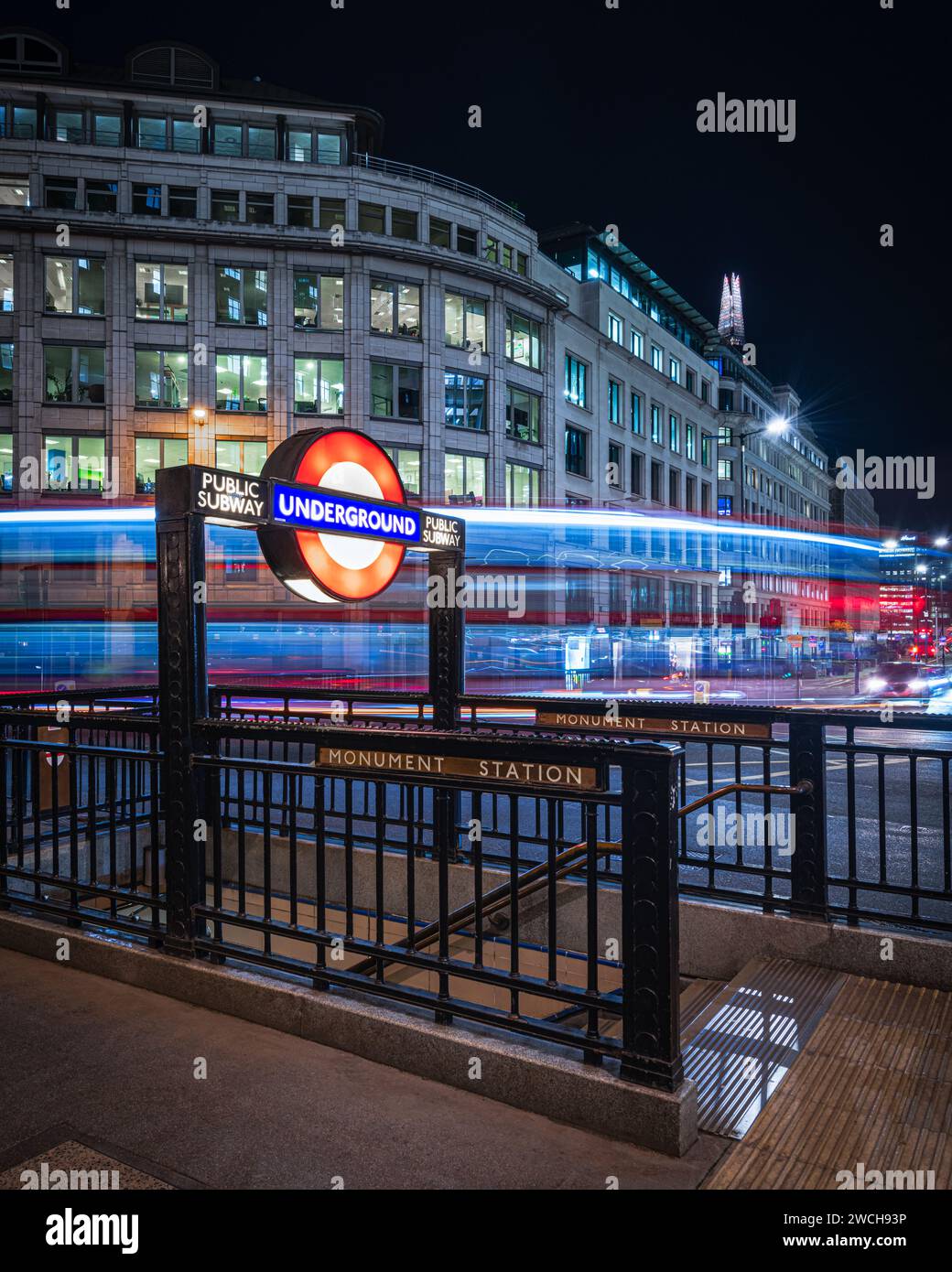 Lunga esposizione di percorsi in autobus nella City di Londra vicino alla stazione della metropolitana Monument Foto Stock