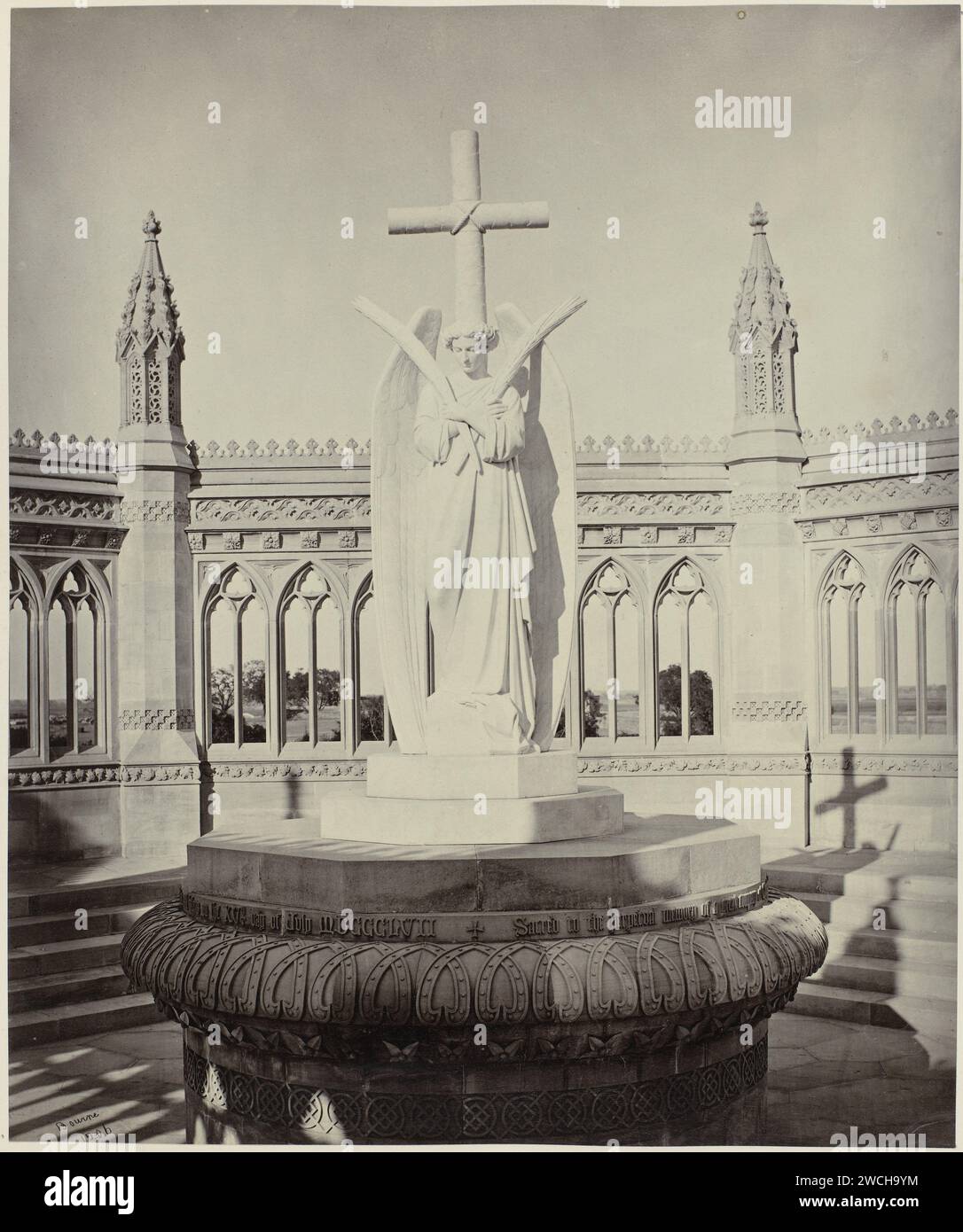 Memoriale britannico a Bibighar in memoria dell'assedio di Kanpur, Uttar Pradesh, India, Samuel Bourne, dopo Carlo Marochetti, 1863 - 1870 Fotografia l'assedio di Kanpur fu un momento importante nella rivolta indiana del 1857. Intorno al 1860 gli inglesi collocarono un monumento commemorativo nel pozzo del Bibighar, progettato da Carlo Marochetti. La statua dell'angelo con i simboli della pace fu spostata nella chiesa commemorativa di Kanpur dopo l'indipendenza dell'India. Monumento stampato in albume di carta Kanpur, statua Kanpur Foto Stock