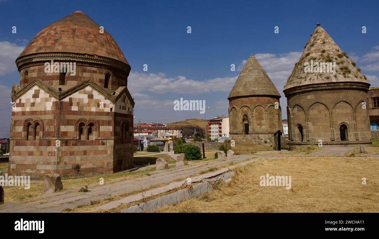 ERZURUM, TURCHIA - 07 22, 2023: Tre mausolei del tempo del grande Stato selgiuchide. Tre tombe situate a Erzurum. Mausolei dei governanti di t Foto Stock