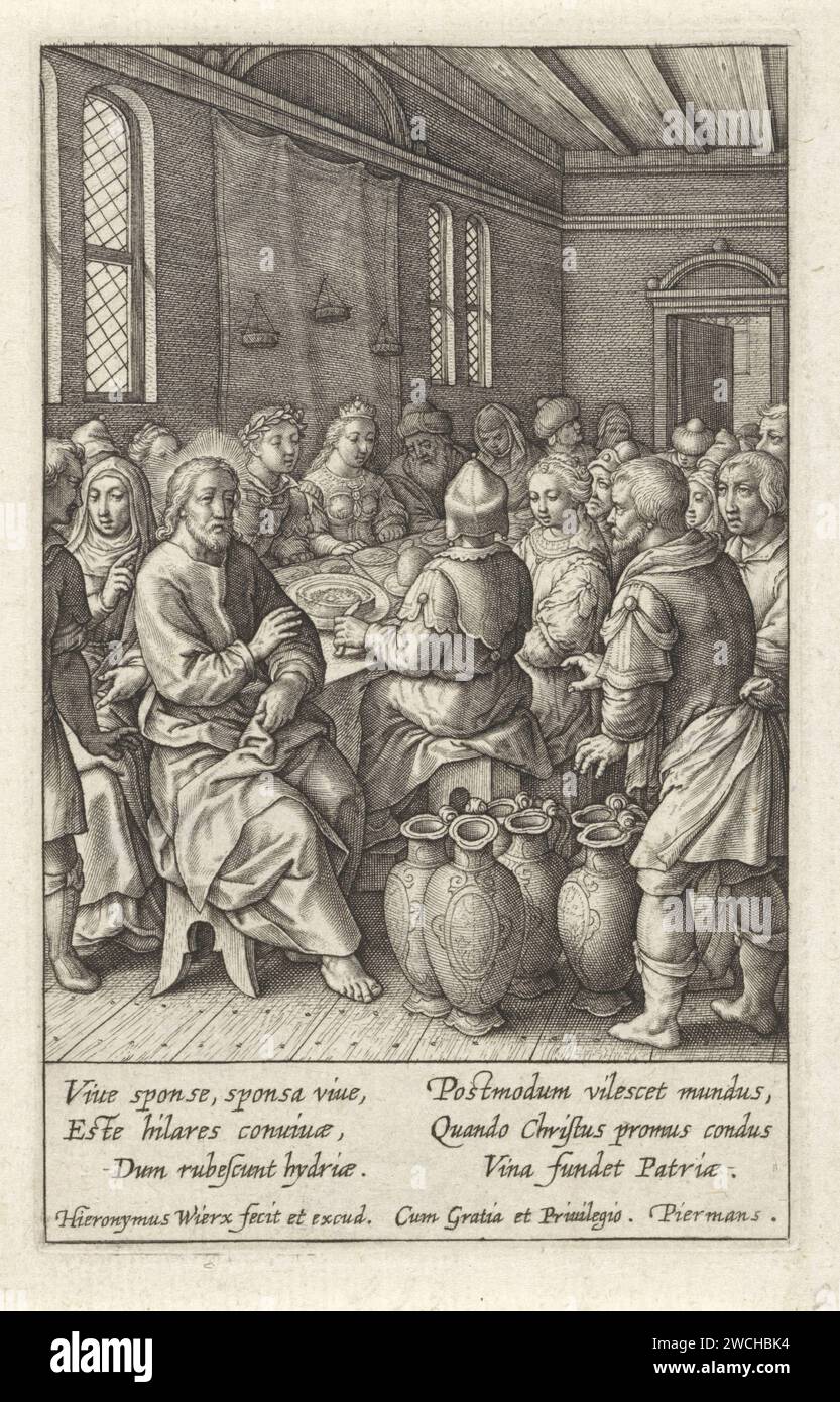 Matrimonio a Kana, Hieronymus Wierix, 1563 - prima del 1619 stampa la coppia nuziale e gli ospiti sono seduti intorno a un tavolo. Cristo benedice le botti di vino dopo che Maria gli ha fatto notare che non c'è più vino. L'acqua nelle botti diventa vino. Nel margine una didascalia a sei righe, in due colonne, in latino. Carta di Anversa che incide Cristo ordina (sei) vasetti da riempire d'acqua  festa del matrimonio a Cana Foto Stock