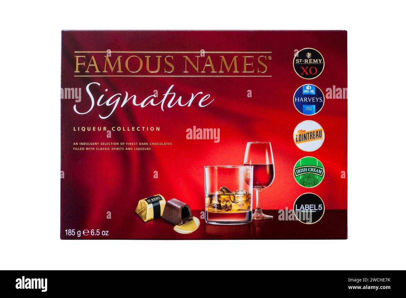 Famosi nomi: Collezione di liquori Signature in scatola su bianco - una ricca selezione di cioccolatini scuri più raffinati, pieni di liquori e liquori classici Foto Stock