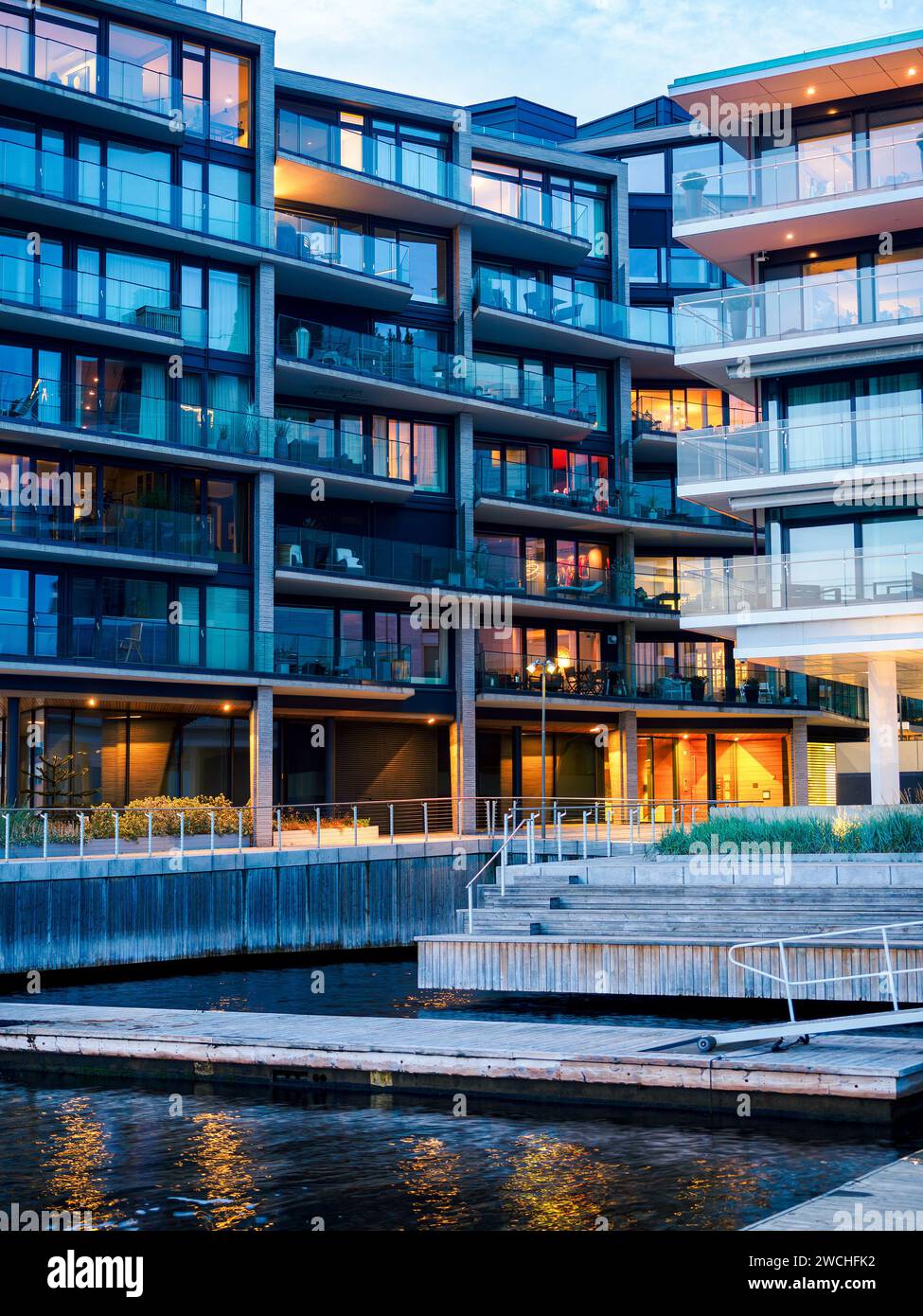 Moderna architettura cittadina, nuovo quartiere di Oslo - il complesso residenziale di appartamenti e strutture all'aperto ad Aker Brygge. Scandinavian res Foto Stock