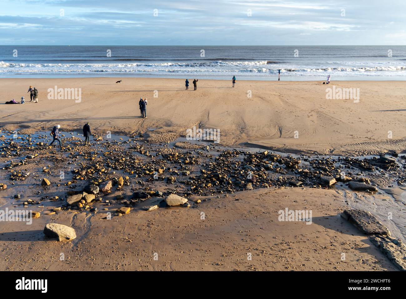 Whitley Bay, North Tyneside, Regno Unito. 1° gennaio 2024. La gente si diverte a fare una passeggiata sulla spiaggia il giorno di Capodanno. Foto Stock