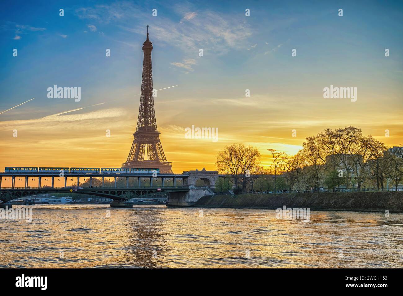 Parigi Francia alba skyline della città alla Torre Eiffel e Senna Ponte Bir-Hakeim Foto Stock