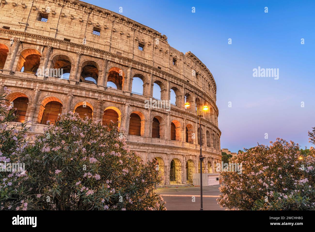 Roma Italia notte skyline della città a Roma Colosseo vuoto nessuno Foto Stock