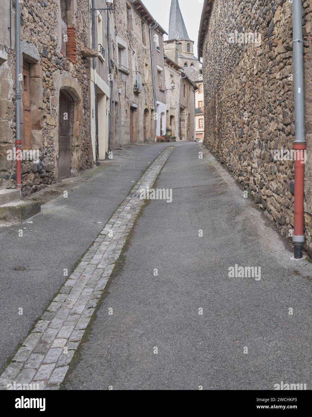 Tipico piccolo comune, stretta strada di Saint-Côme-d'Olt, Aveyron. Rue Mathat mentre cammini in città su la Voie du Puy Foto Stock