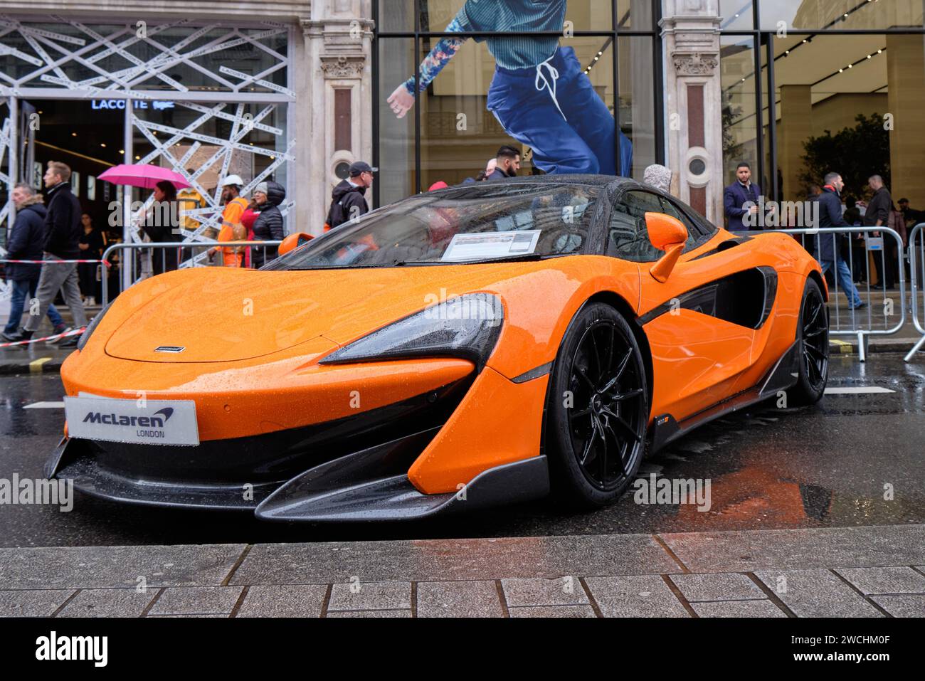 Auto McLaren arancione in mostra al salone dell'auto nel centro di Londra Foto Stock