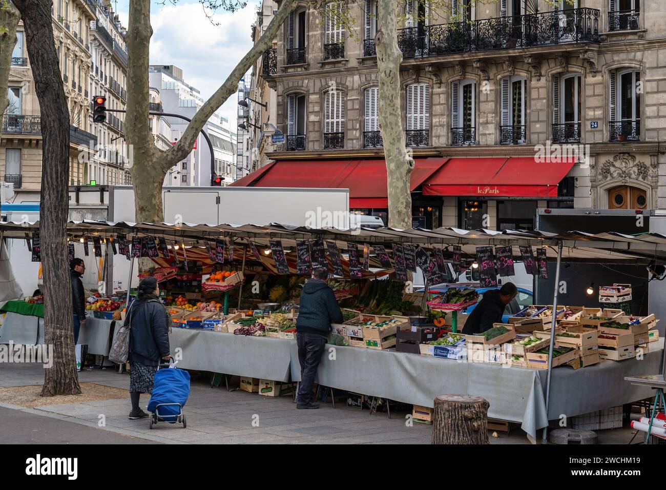 Parigi, Francia - 4 aprile 2019: Skyline della città al mercato di Place de la Bastille con molti negozi e turisti Foto Stock