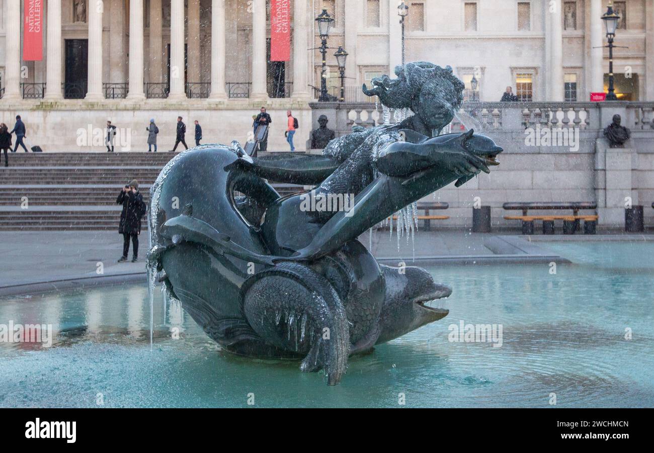 Londra, Inghilterra, Regno Unito. 16 gennaio 2024. Le fontane di Trafalgar Square si sono congelate mentre le temperature calavano bruscamente nel Regno Unito. (Immagine di credito: © Tayfun salci/ZUMA Press Wire) SOLO USO EDITORIALE! Non per USO commerciale! Foto Stock