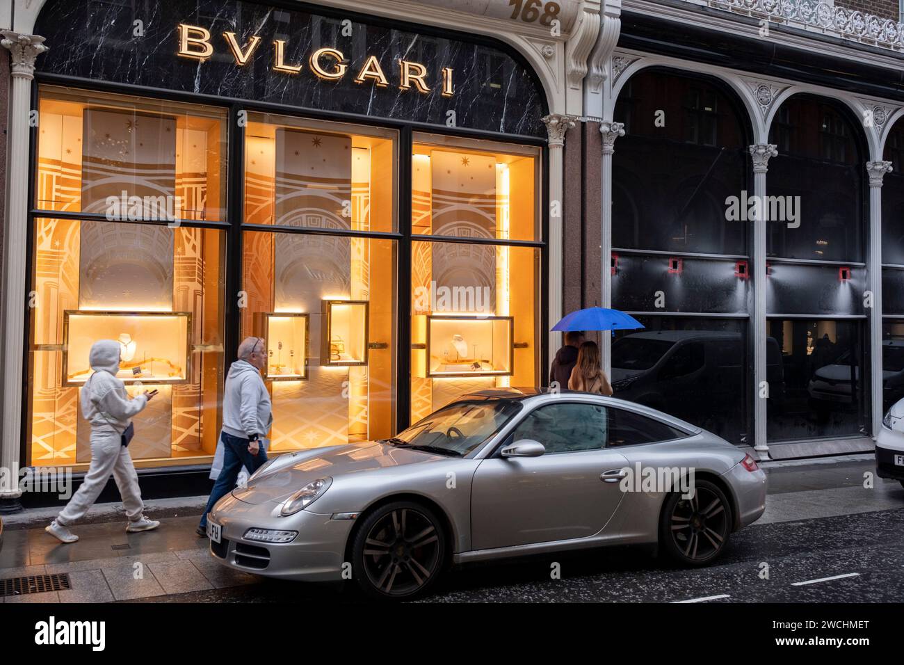 L'auto Porsche parcheggiata fuori Bvlgari lungo Bond Street il 4 dicembre 2023 a Londra, Regno Unito. Bond Street è una delle strade principali del quartiere dello shopping del West End ed è molto esclusiva. E' stata una strada alla moda per lo shopping fin dal XVIII secolo. Il ricco e ricco negozio qui, soprattutto di alta moda e gioielleria. Foto Stock