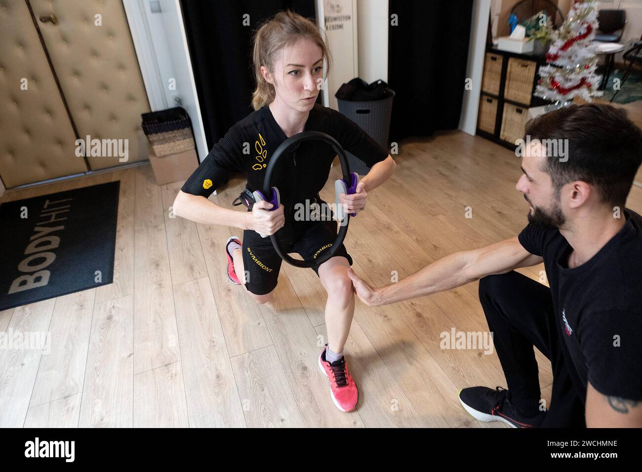 Montpellier, Francia. 8 gennaio 2024. Guillaume Bonnefont/IP3, Montpellier, Francia le 8 janvier 2024. Seance de fitness avec elettrostimolazione en presenza d un coach sportif chez Bodyh IT. Sessione di fitness con elettrostimolazione in presenza di un allenatore sportivo presso Bodyhit Credit: MAXPPP/Alamy Live News Foto Stock