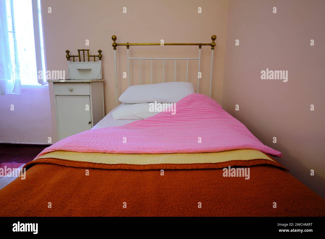 Lampadario in ottone e in ottone antico letto in camera da letto  tradizionale Foto stock - Alamy