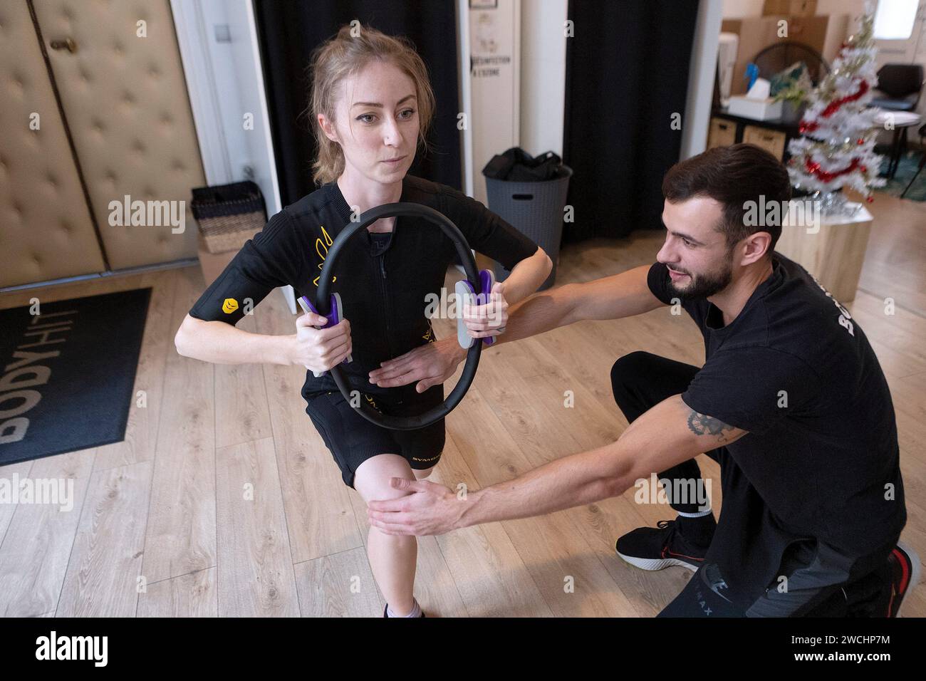 Montpellier, Francia. 8 gennaio 2024. Guillaume Bonnefont/IP3, Montpellier, Francia le 8 janvier 2024. Seance de fitness avec elettrostimolazione en presenza d un coach sportif chez Bodyh IT. Sessione di fitness con elettrostimolazione in presenza di un allenatore sportivo presso Bodyhit Credit: MAXPPP/Alamy Live News Foto Stock