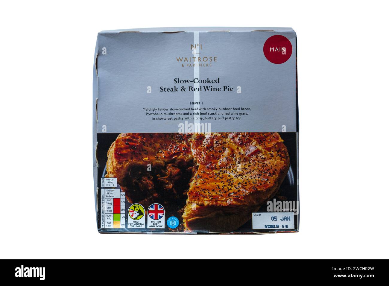 Bistecche cotte lentamente e torta di vino rosso in scatola da Waitrose isolata su sfondo bianco Foto Stock