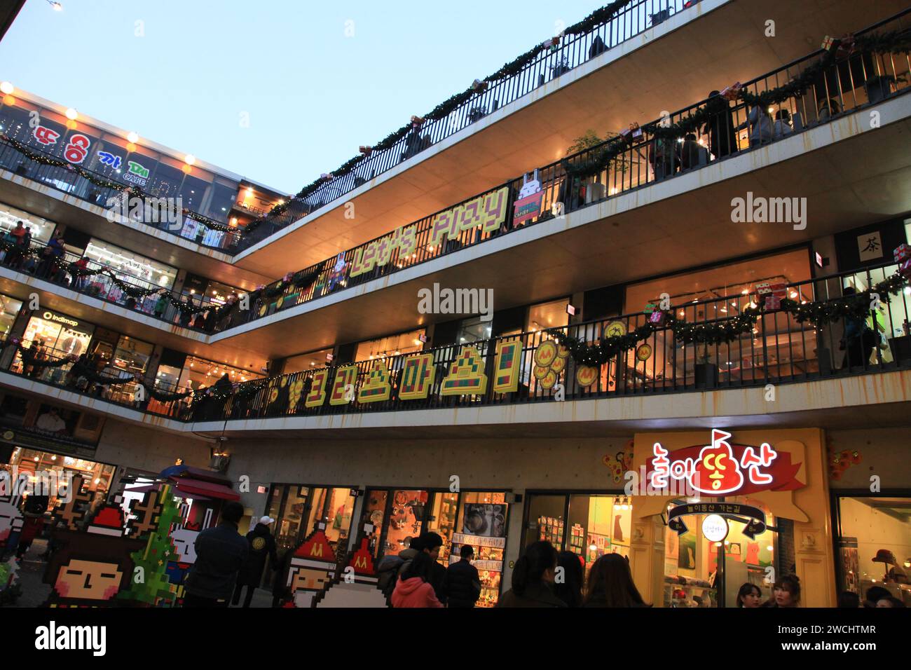 Ssamzigil Mall in Insadong-gil o Insadong Street nel centro di Seoul, Corea del Sud Foto Stock