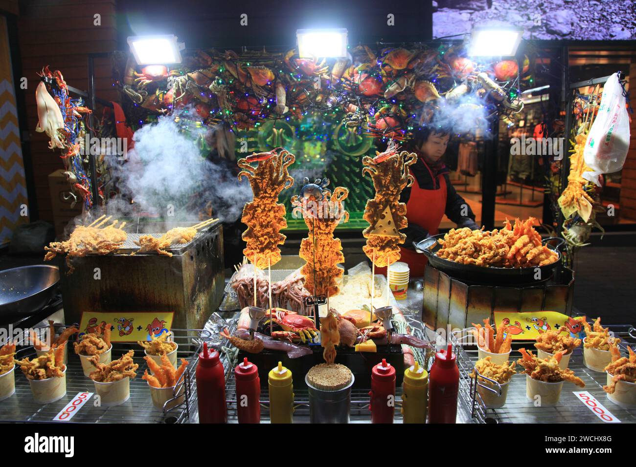 Mercato notturno di Myeongdong a Seoul, Corea del Sud. Foto Stock