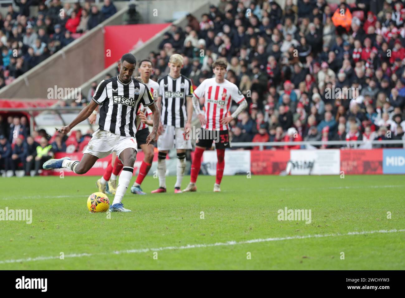 Alexander Isak di Newcastle segna dal punto di rigore 0-3 - Sunderland contro Newcastle United, terzo turno Emirates fa Cup, Stadium of Light, Sunderland, Regno Unito - 6 gennaio 2024 solo per uso editoriale - si applicano restrizioni DataCo Foto Stock